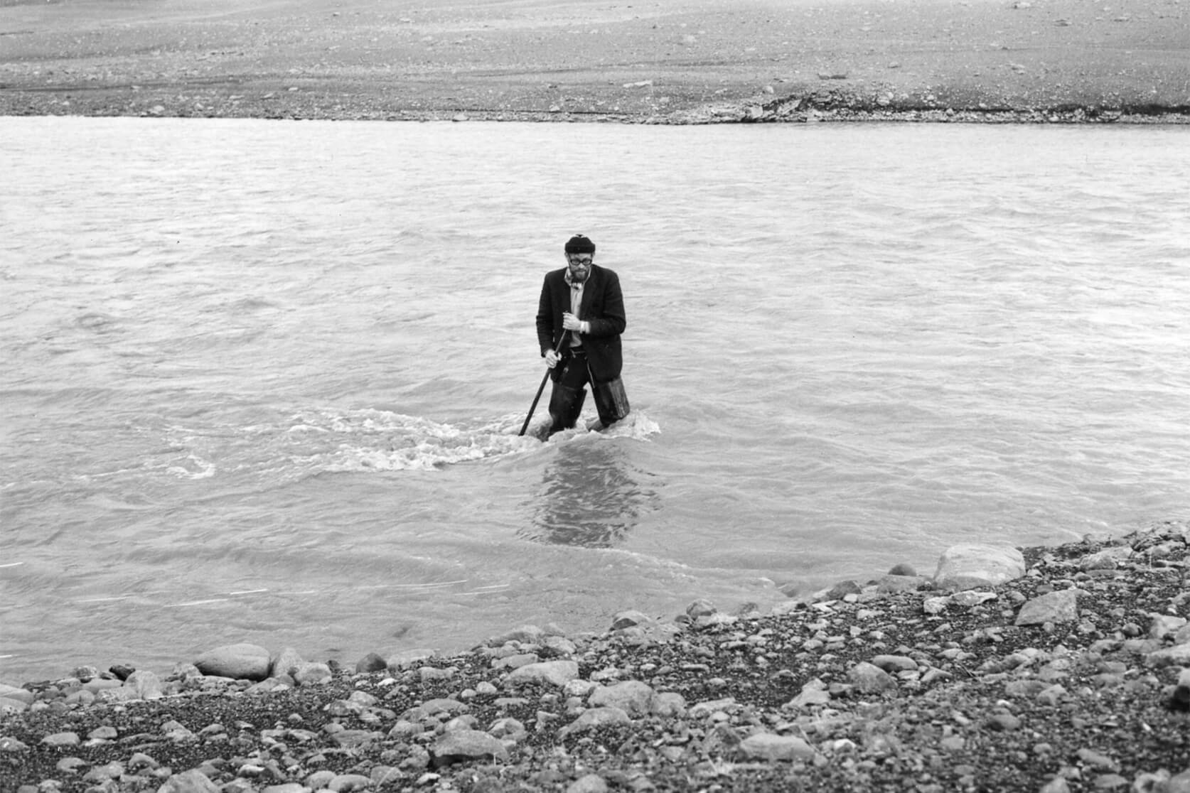 Fjallaferð á Brúaröræfum 1970 - Guttormur Sigbjarnarson jarðfræðingur kannar vað.