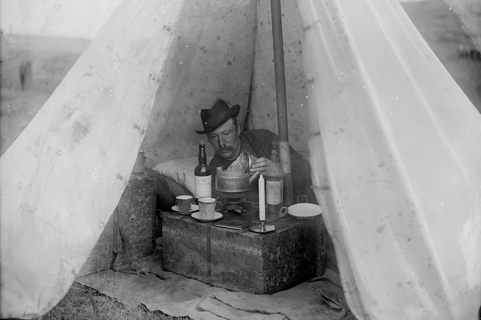 Ögmundur Sigurðsson. Tjaldað í hálendisferð við lok 19. aldar.