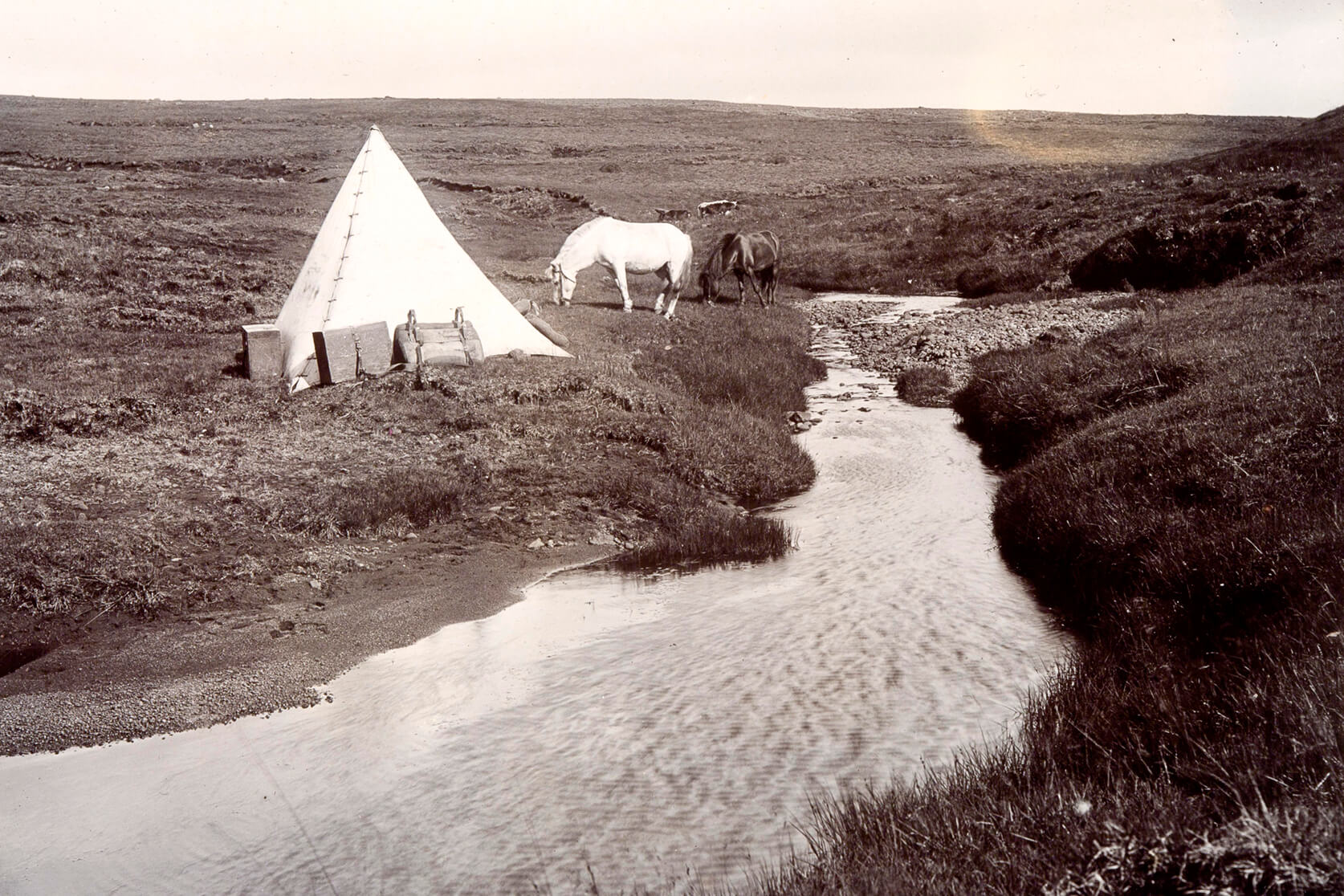 Þorvaldur Thoroddsen og Ögmundur Sigurðsson tjalda á hálendinu við lok 19. aldar.